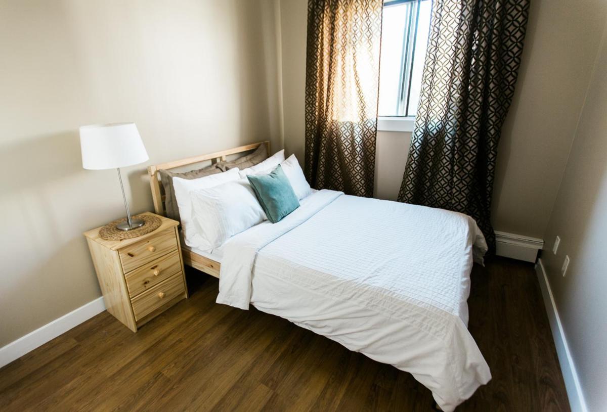 Cozy 2-Bedroom Condo Near Downtown, With Laundry, Parking, Balcony YYC Екстериор снимка
