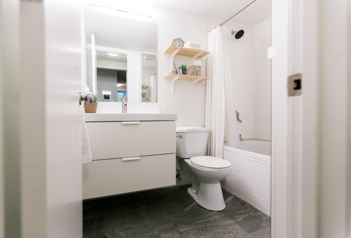 Cozy 2-Bedroom Condo Near Downtown, With Laundry, Parking, Balcony YYC Екстериор снимка